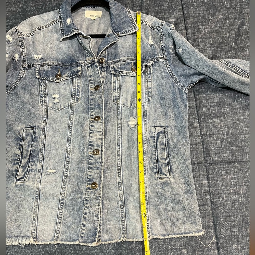 SOLD! Taking to consignment 7/31 Vici Layne distressed denim Jean jacket - Picture 15 of 16